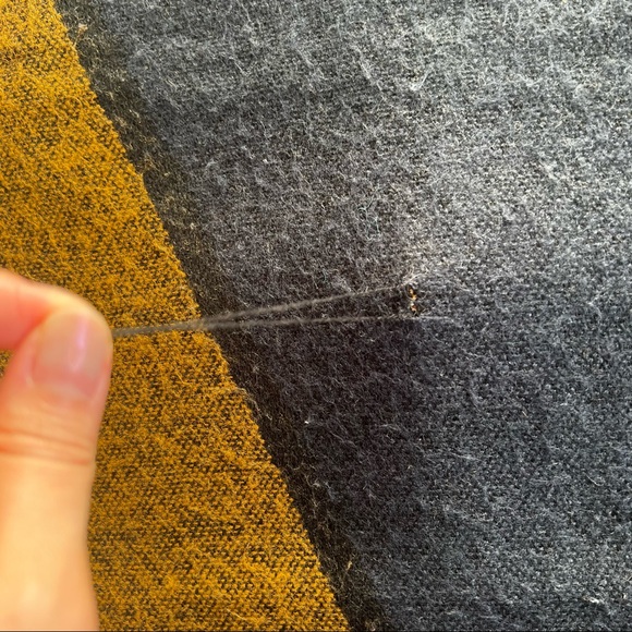 TITIKA Reversible Wool Blanket Scarf with Geometric Shapes - Picture 2 of 10